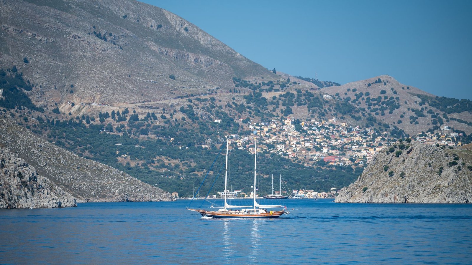 Isola di Symi, Grecia: architettura neoclassica e atmosfera vibrante